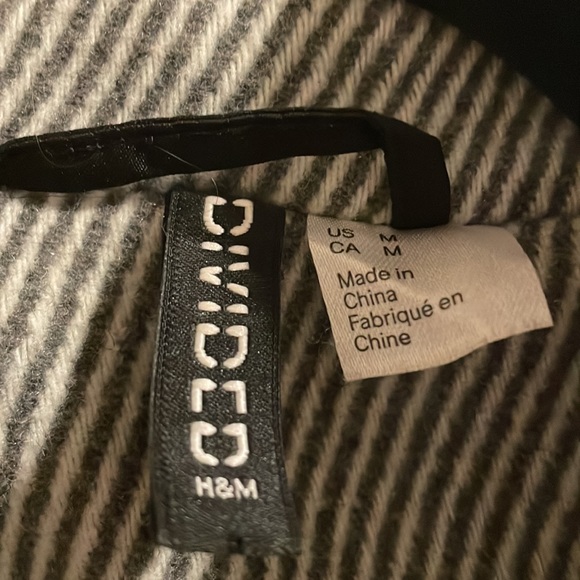Grey/white striped H&M coat/shaket. Size Medium. - Picture 4 of 6